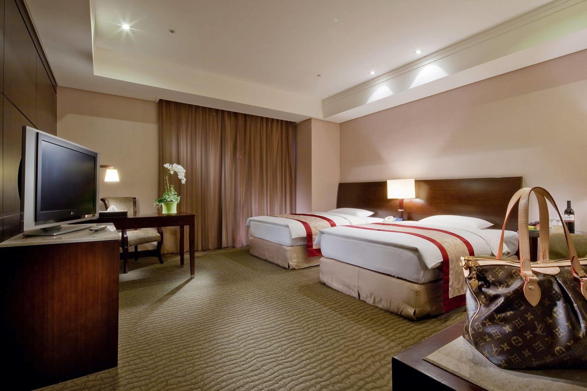 Queena Plaza Hotel Tainan Exterior photo
